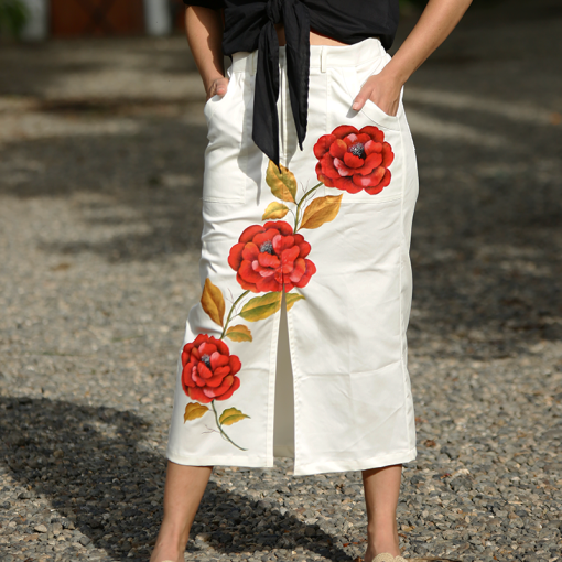 Falda-Drill-Stetch-Satinado-Blanco-Diseno-Flores-Rojas-01-pintada-a-mano-adelante