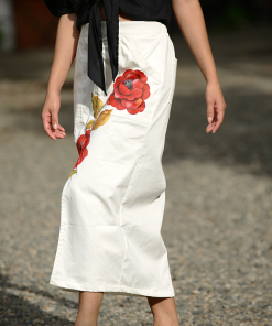 Falda-Drill-Stetch-Satinado-Blanco-Diseno-Flores-Rojas-01-pintada-a-mano-adelante