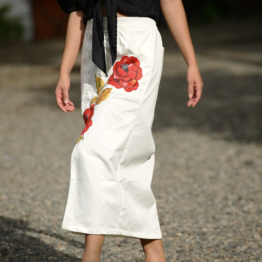 Falda-Drill-Stetch-Satinado-Blanco-Diseno-Flores-Rojas-01-pintada-a-mano-adelante